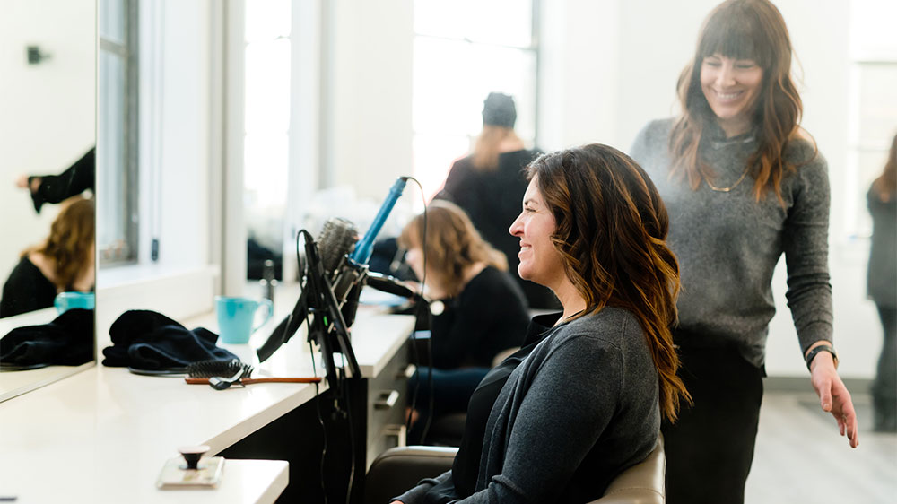 Billede til nyheden Millionerstatninger til frisører i to sager om arbejdsskader – vigtigheden af fagforeningens støtte